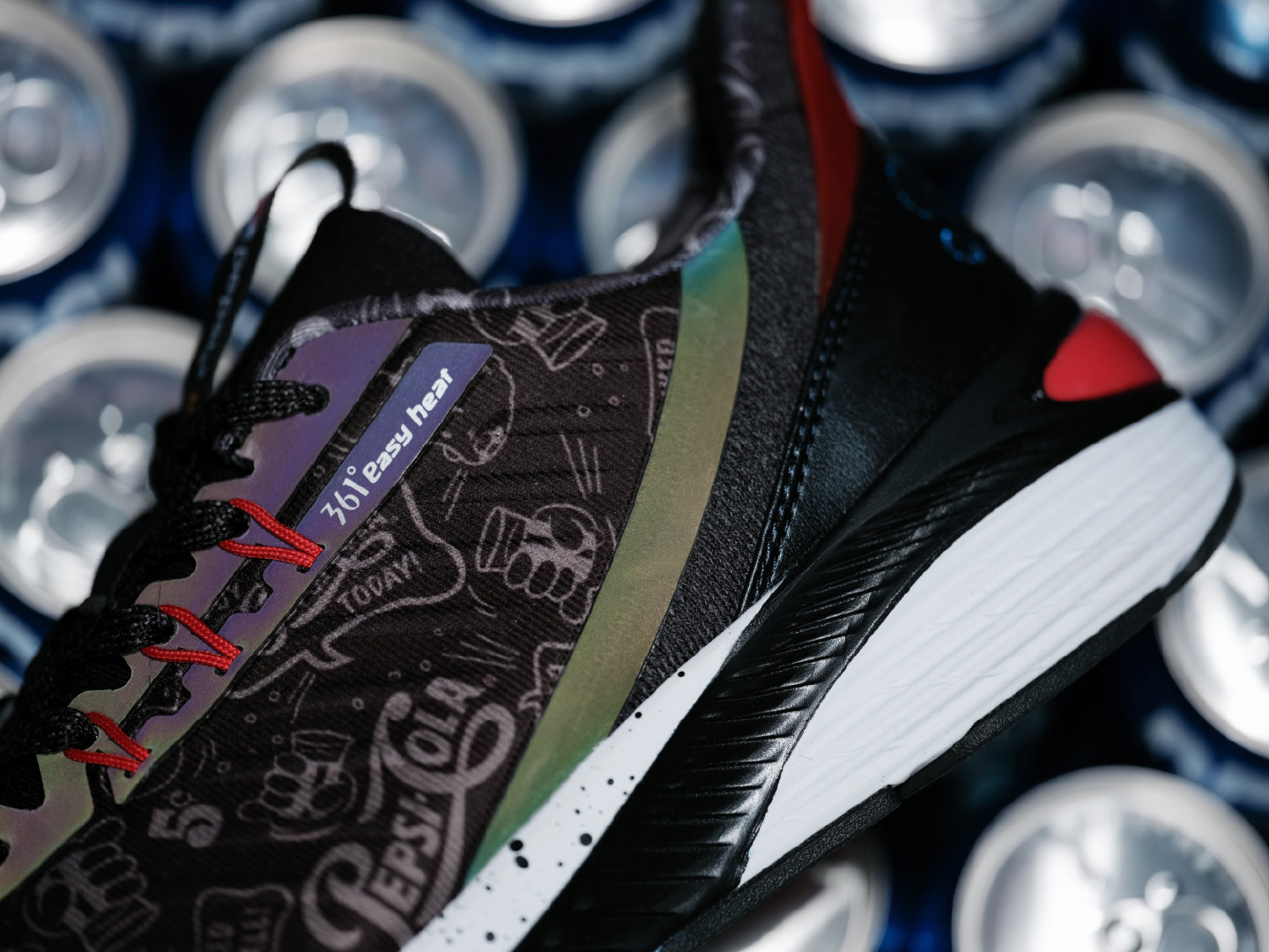 361°与百事可乐推出全新联名跑鞋近日 361° 于百事可乐开展全新联名