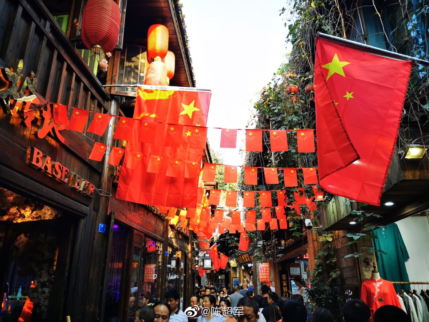 红旗飘扬,精神气爽.在凤凰古城内,大街小巷