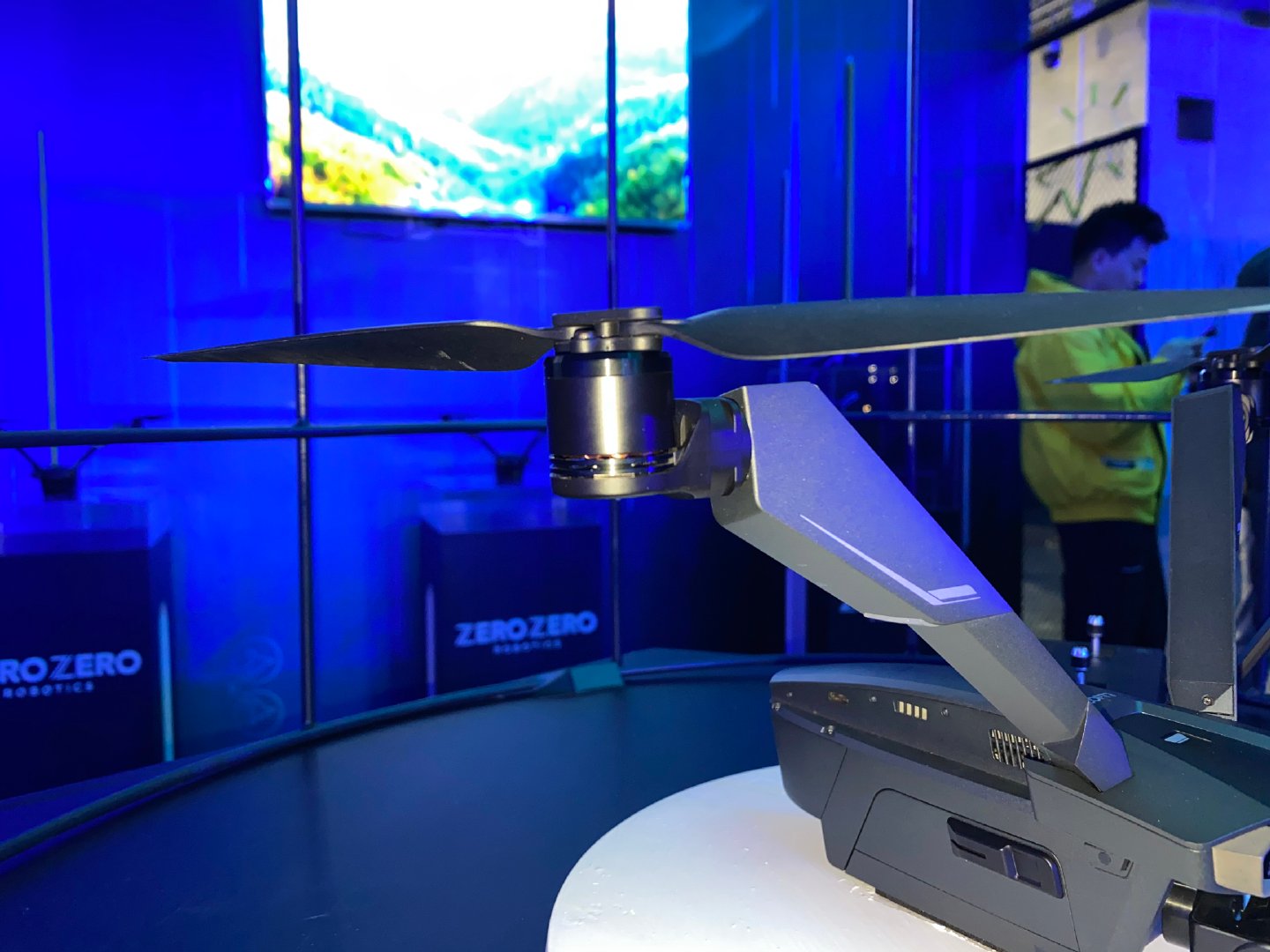 全球首款v型双旋翼无人机近距离实拍.