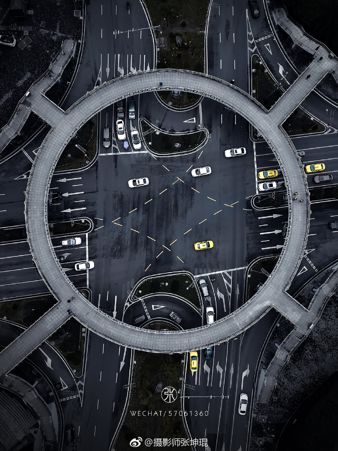 在城市的迷宫里每个人都沿着自己的生活轨迹画着一副旁人不得而知的