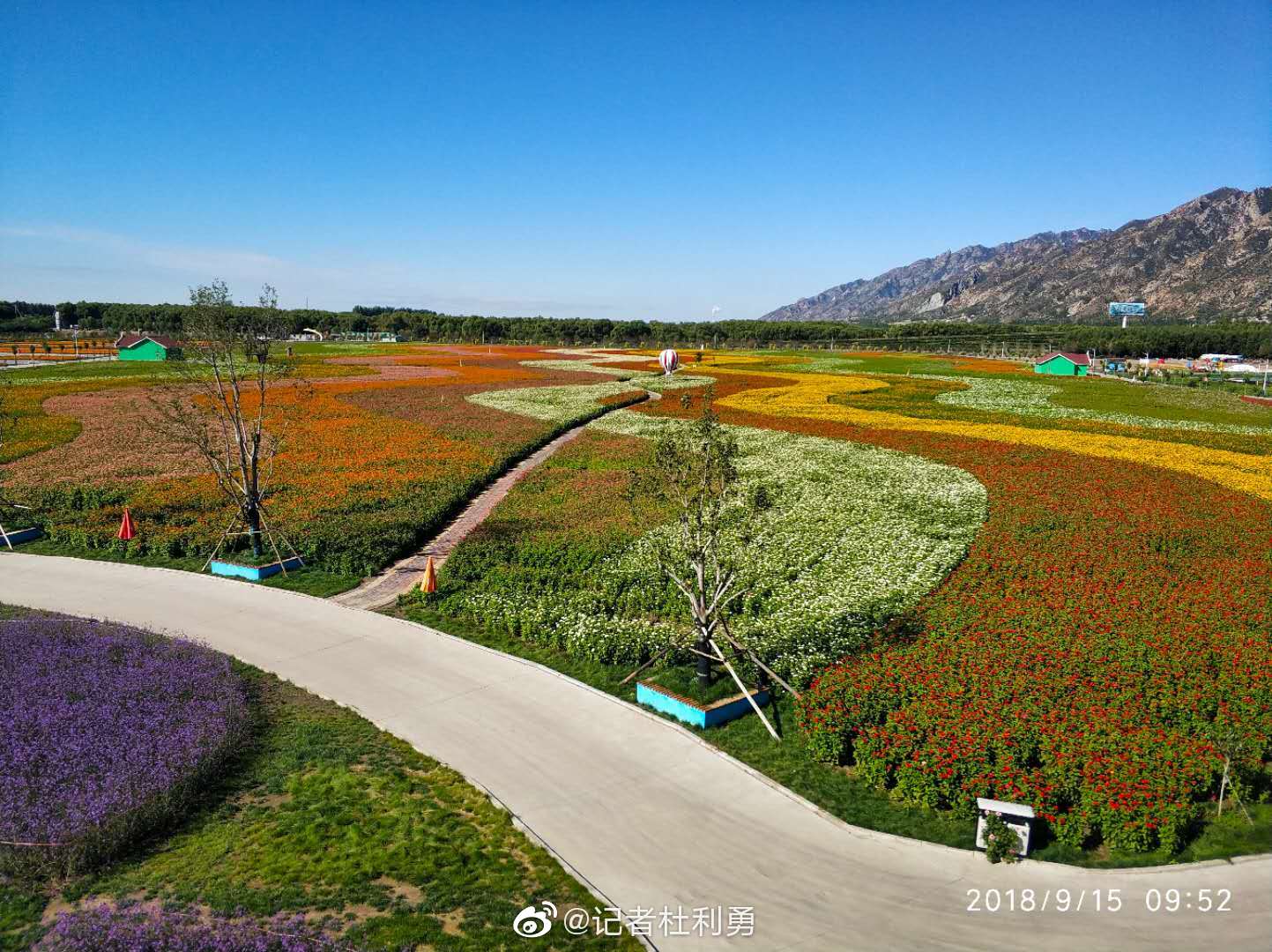 "七彩大地"旅游景区位于包头市土右旗美岱召镇楼房沟村