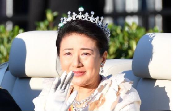 雅子皇后随德仁天皇继位，被皇室禁锢26年，虽美丽依旧却眼神无光|雅子|皇后|日本皇室_新浪新闻