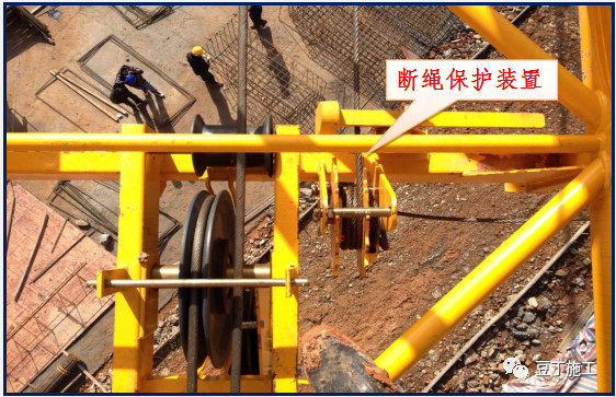断轴保护装置:主要作用是变幅载重小车在滚轮轴断裂脱轨时,防止小车