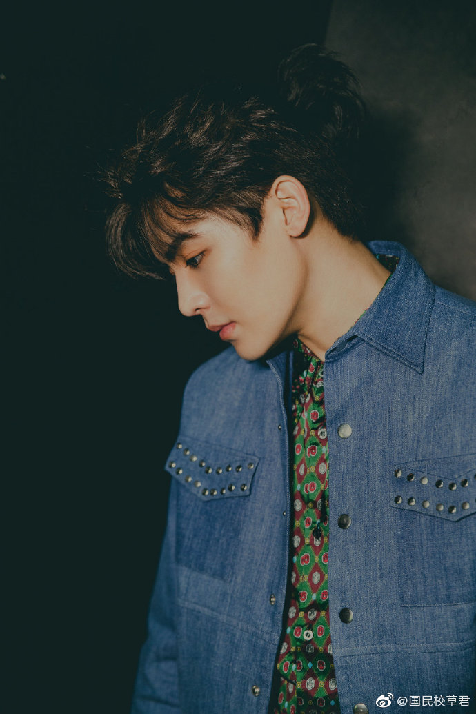 一身牛仔套装的侯明昊简直太帅了