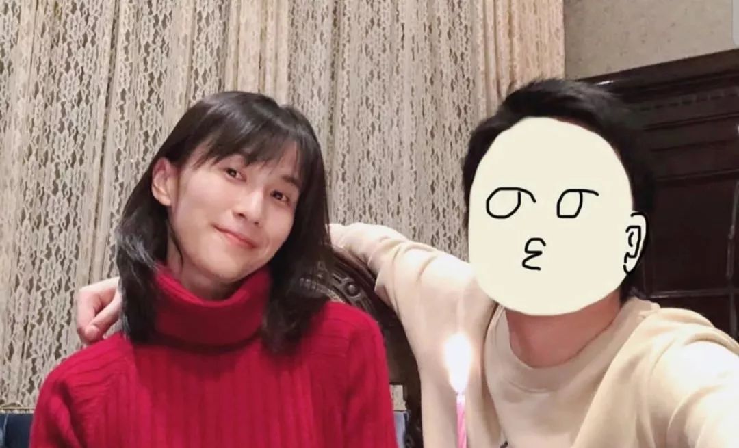 papi酱罕见秀恩爱撒狗粮,老胡趴地拍照,主角却不是老婆?