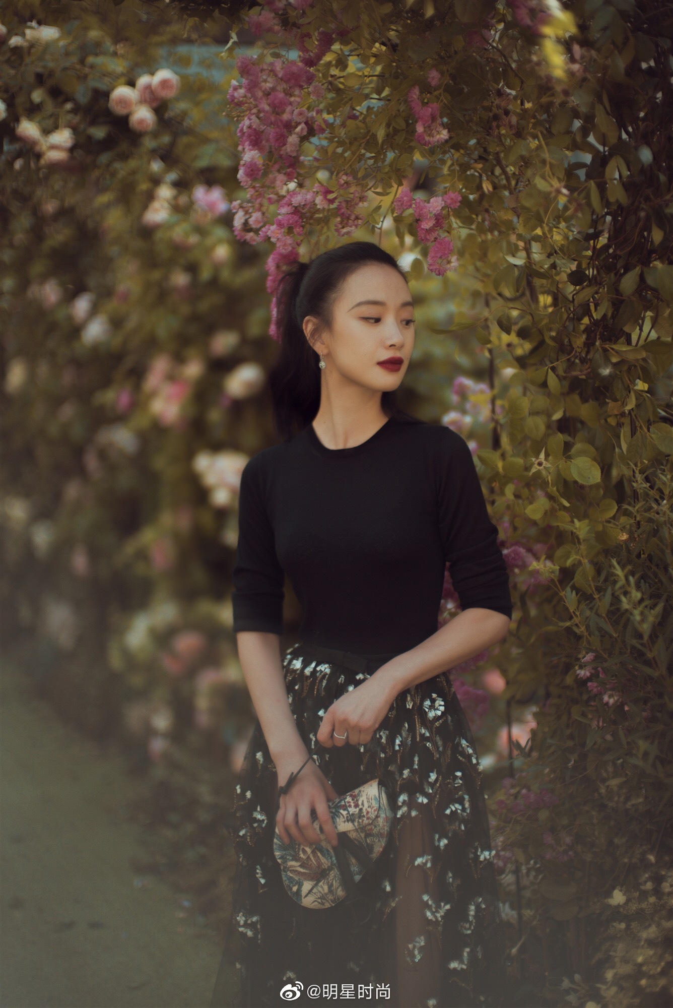 李梦vivien亮相巴黎秀场演绎摩登女郎黑色刺绣铃兰花裙复古优雅