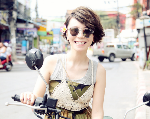 超女黄雅莉生活近照:素颜看起来很是老气,消失后靠第二职业翻身