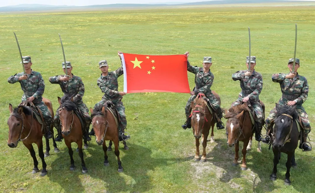 高原演练场冒着烈日高温战马奔腾杀声震天连日来火箭军某部骑兵连官兵