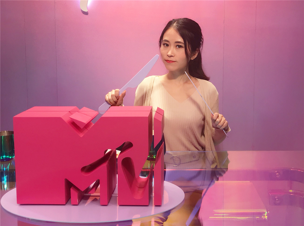 没想到美食达人还是时髦精,办公室小野拍和风写真,秒变霸气女侠