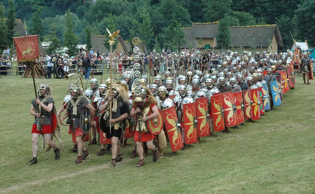 最著名的表现是每个罗马军团必备的罗马鹰旗)作为标志