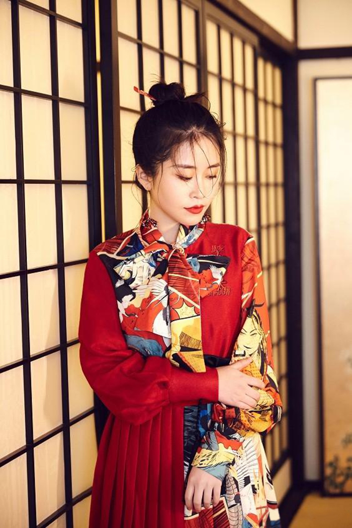 没想到美食达人还是时髦精,办公室小野拍和风写真,秒变霸气女侠