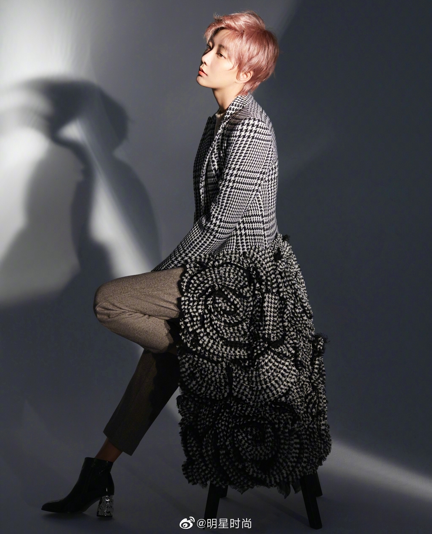 王珞丹以全新造型登上时尚杂志封面,玫瑰金短发超级吸睛