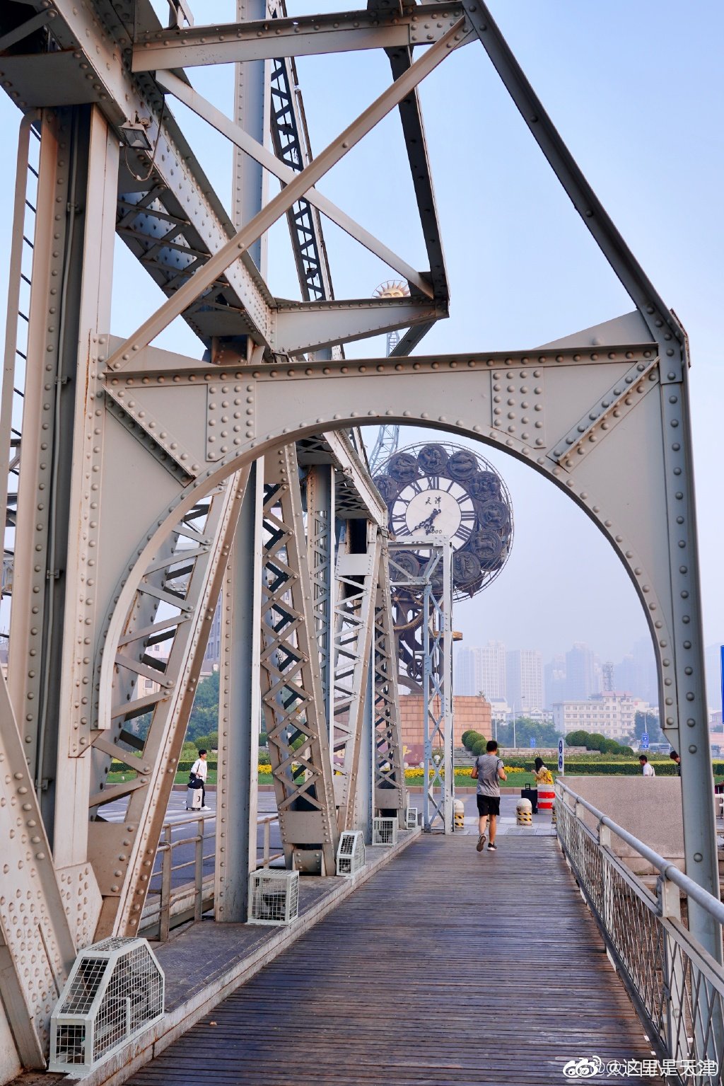 天津解放桥又称万国桥建于1927年连接着世纪钟广场与解放北路
