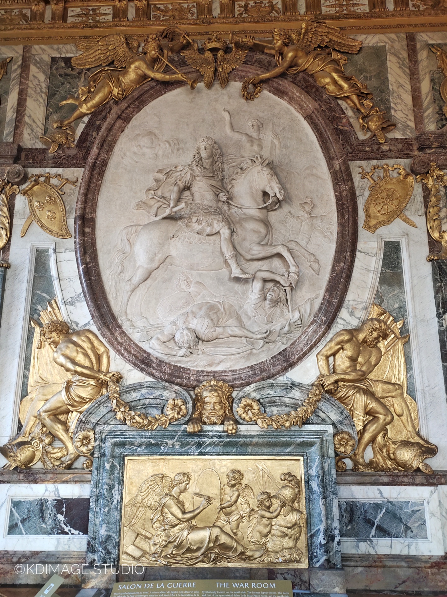 凡尔赛宫是法国路易十四建造的皇宫,是世界五大宫殿之一