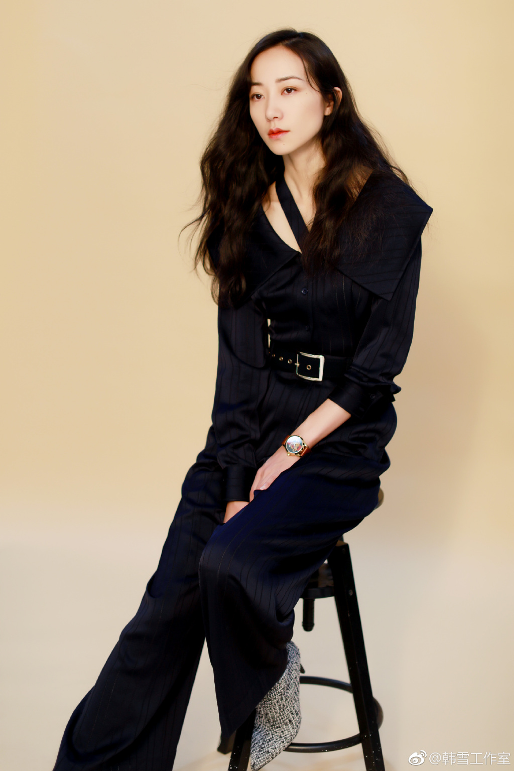 被35岁韩雪惊艳了,穿白色连体裤优雅又高贵,美得都快认不出来了