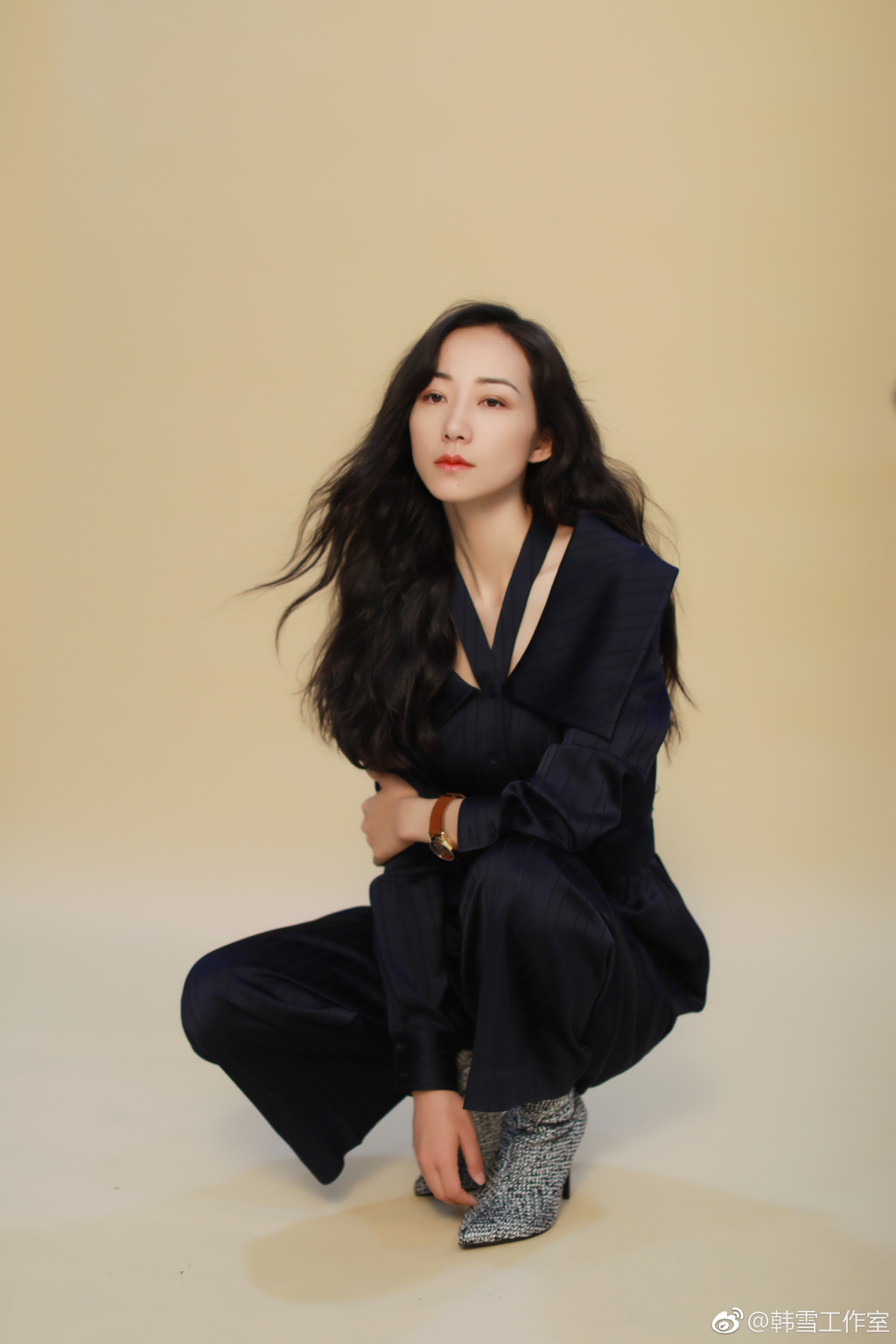 被35岁韩雪惊艳了,穿白色连体裤优雅又高贵,美得都快认不出来了