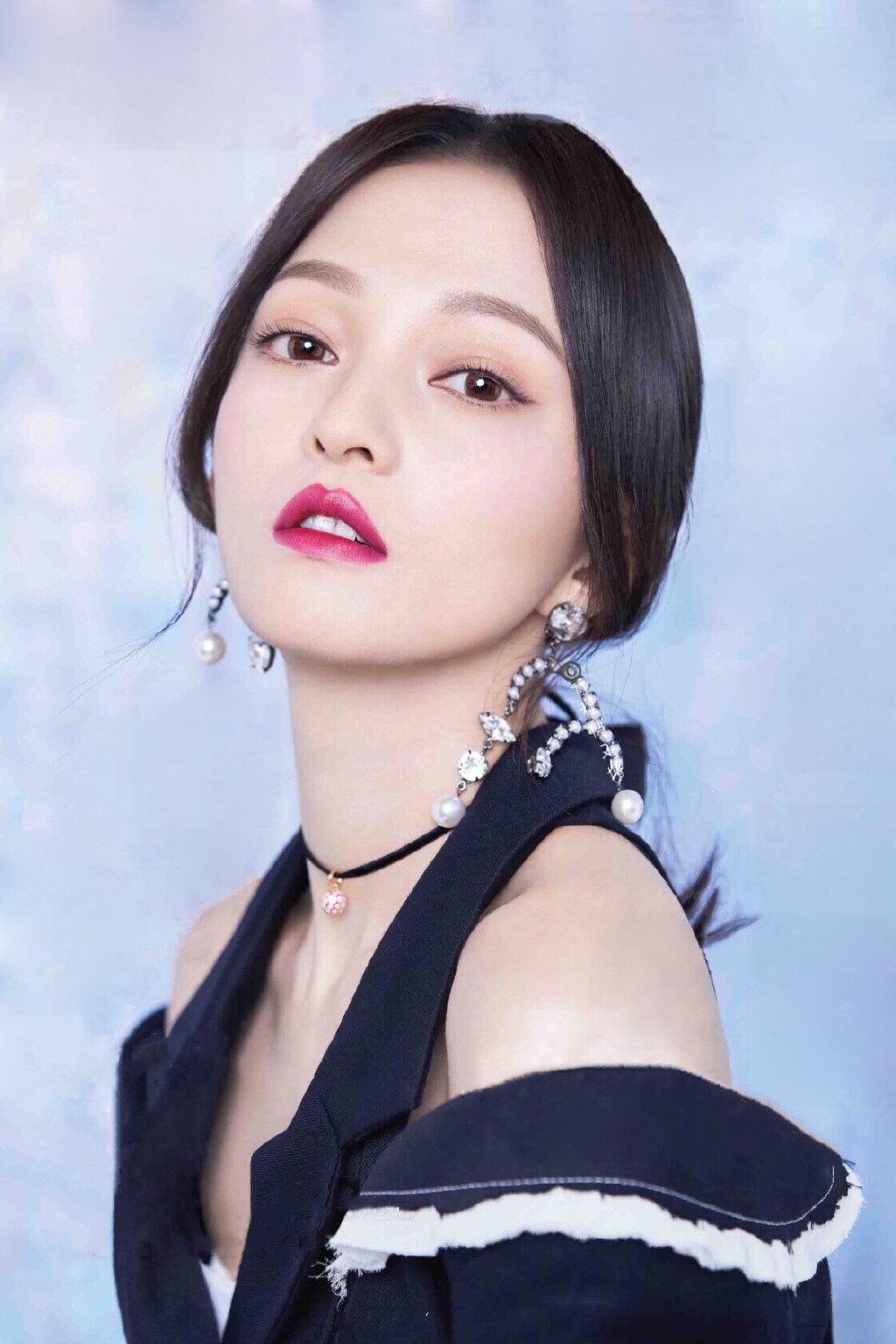 张韶涵是巴掌脸,偏爱大耳环,网友:看着都重!