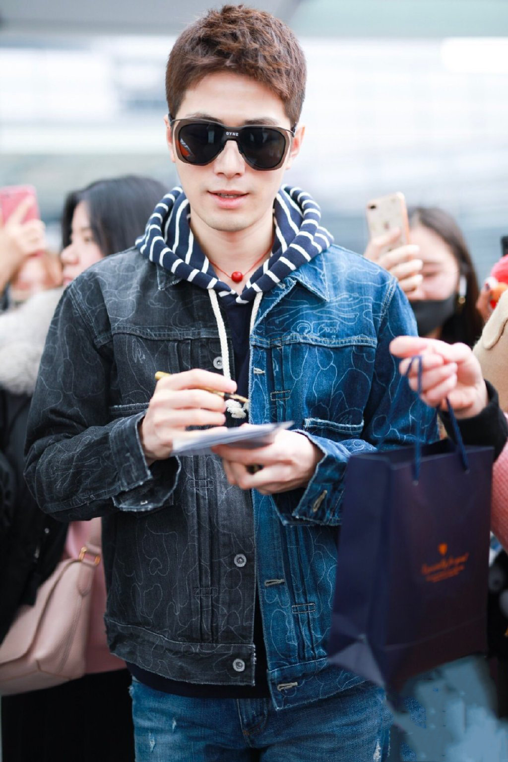 陈学冬短发造型清爽又帅气,行走在画报中的小哥哥