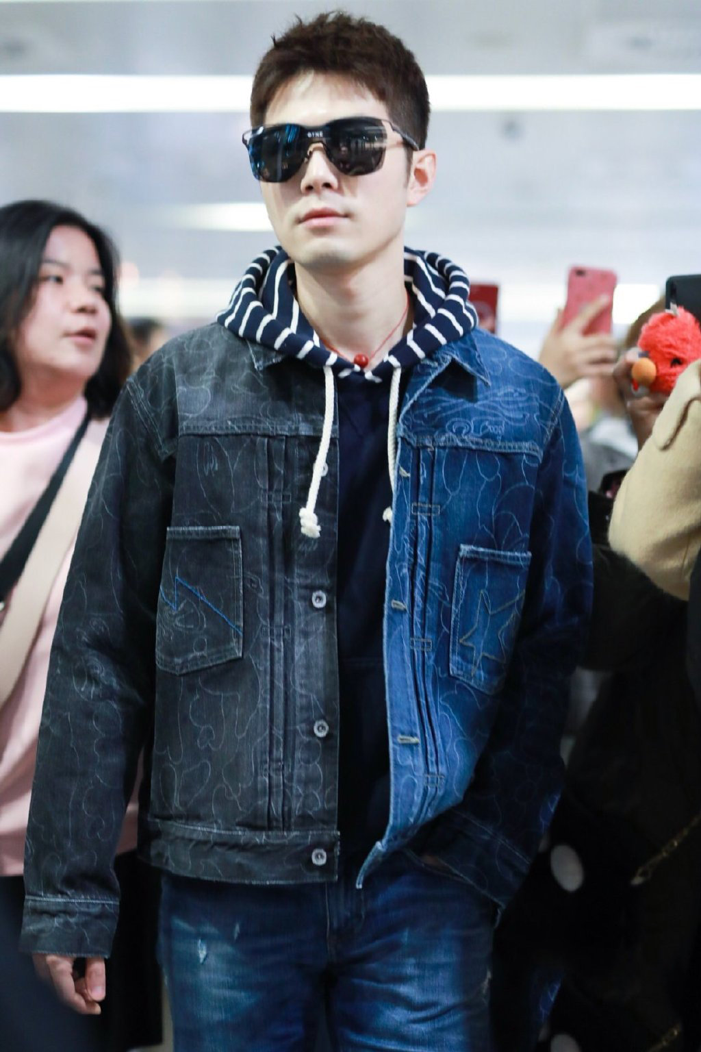 陈学冬短发造型清爽又帅气,行走在画报中的小哥哥