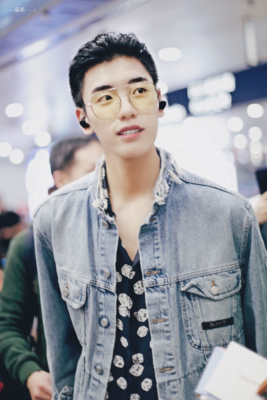 戴着眼镜的王子异太帅了一笑整个心都融化了