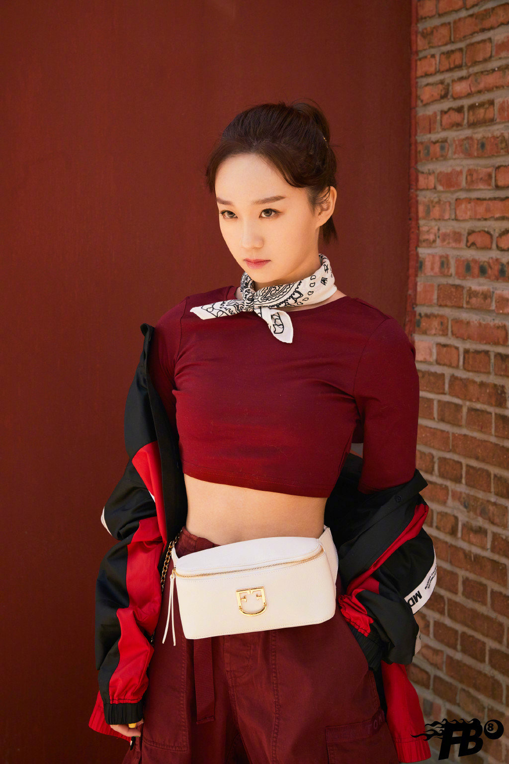 李子璇身着暗红色短款上衣外搭宽松款运动外套