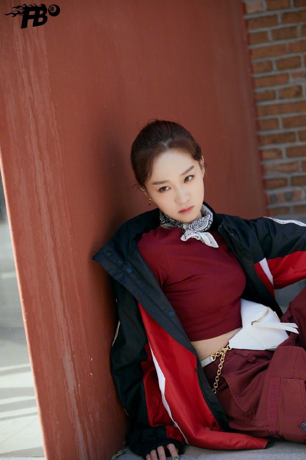 李子璇身着暗红色短款上衣外搭宽松款运动外套