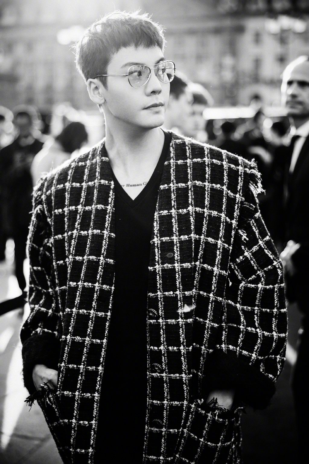 陈伟霆时尚大片,黑白之间, 明暗有致, 在光影错落中讲述动人的故事