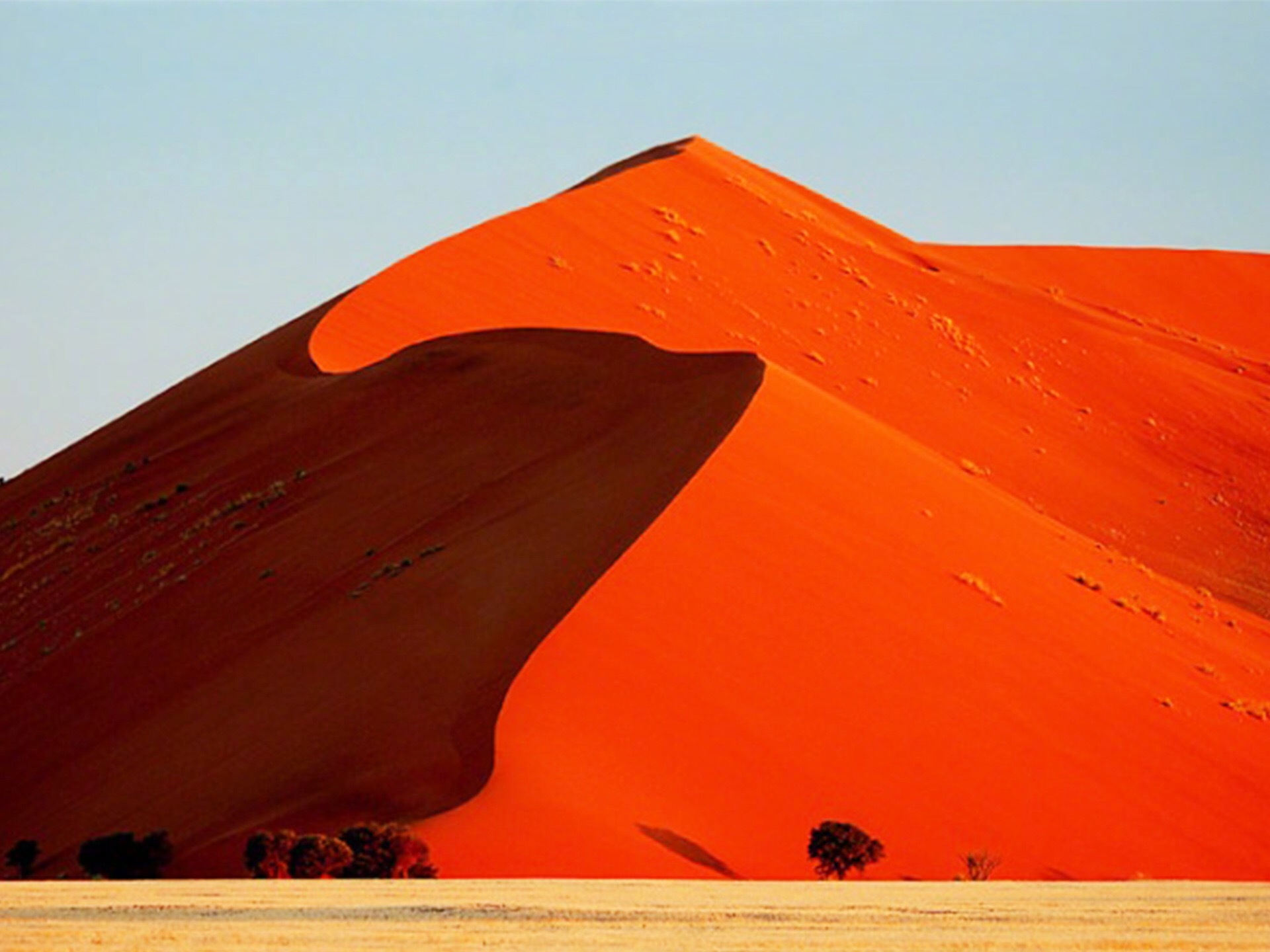 非洲的纳米比亚红沙漠不仅仅古老神秘更是如同红酒一般令人痴醉