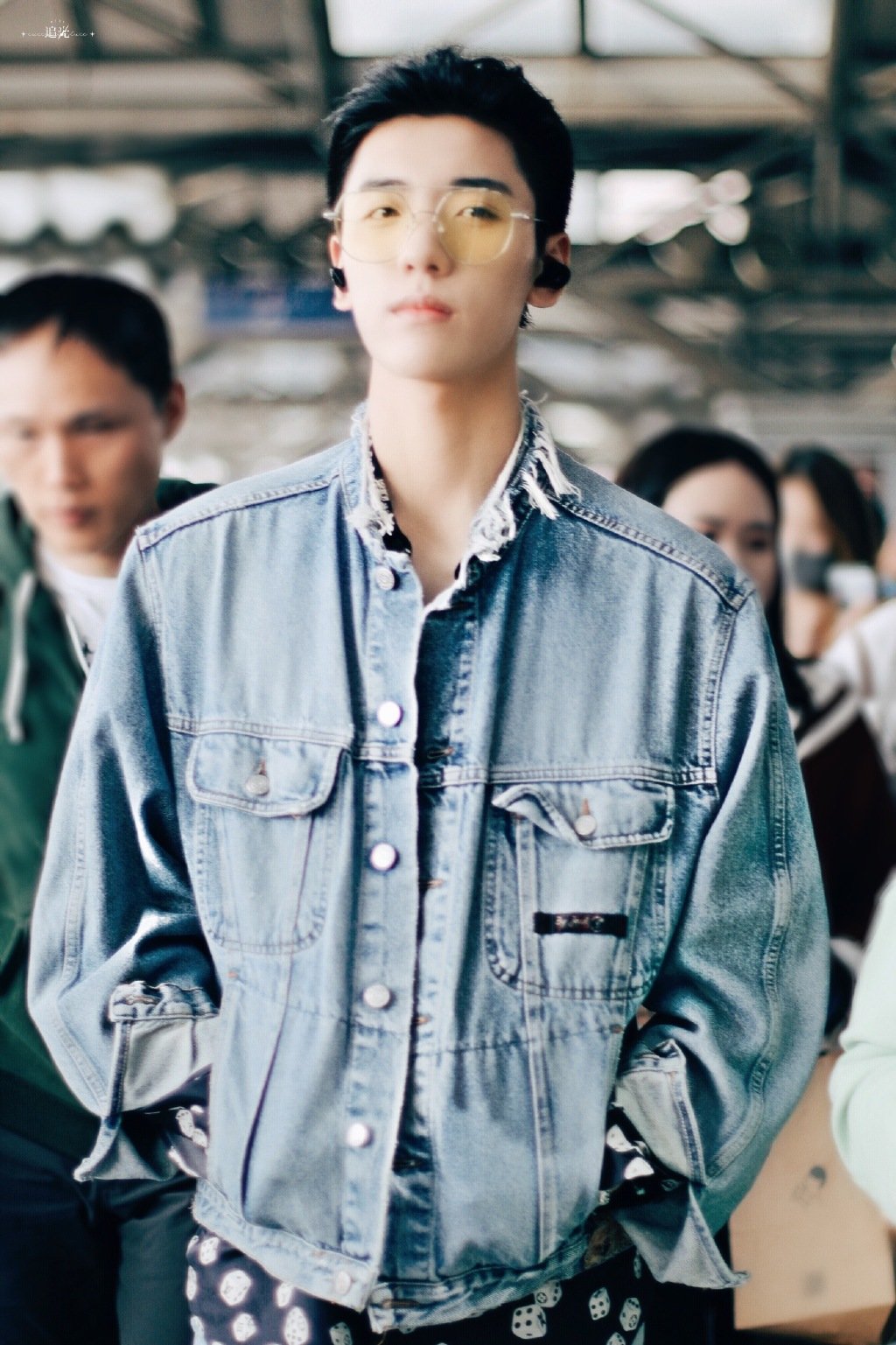 戴着眼镜的王子异太帅了一笑整个心都融化了