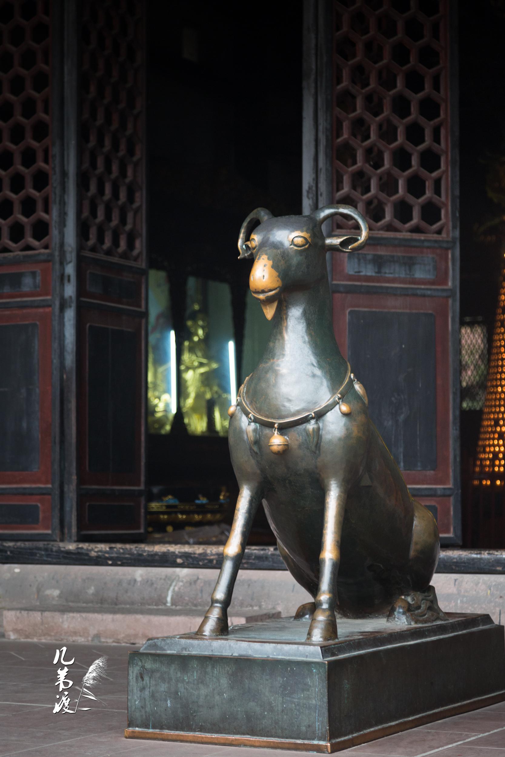 三清殿门两侧的两只铜铸青羊是镇宫之宝.