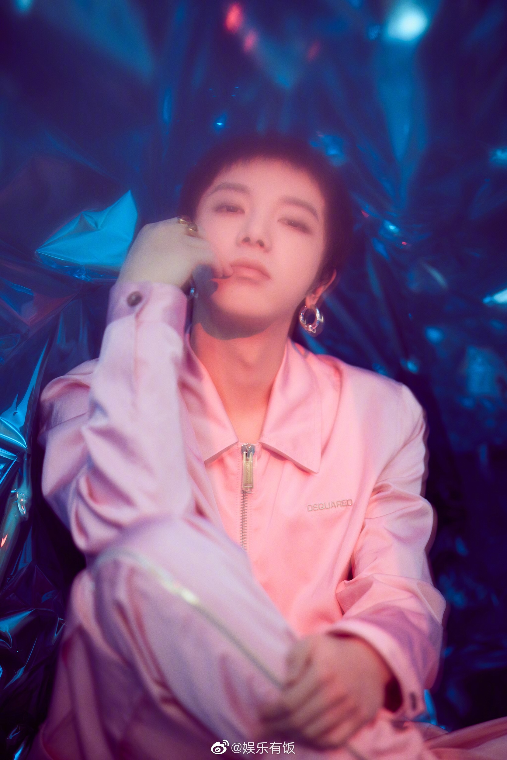 音乐盛典花花@华晨宇yu 身穿樱花粉休闲装,粉嫩帅气