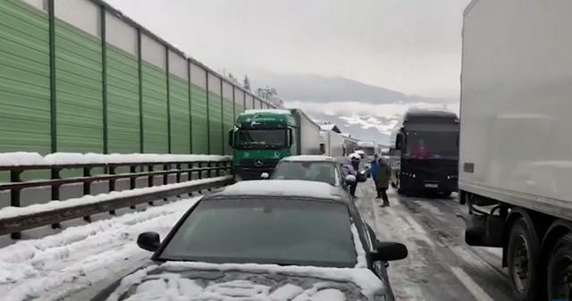 欧洲雪灾严重,意大利公路上千车被困,法国雪崩1死2伤!!|雪灾|雪崩|公路_新浪新闻