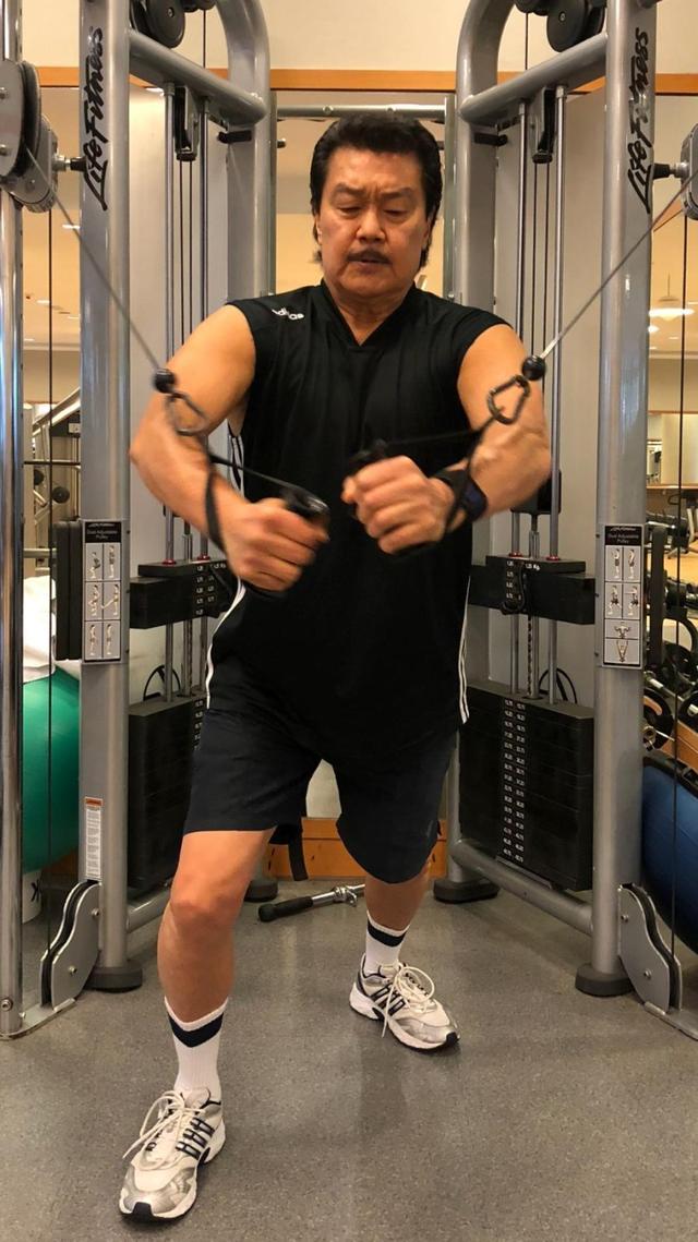 赵雅芝72岁老公做运动,他结实的肌肉不输儿子