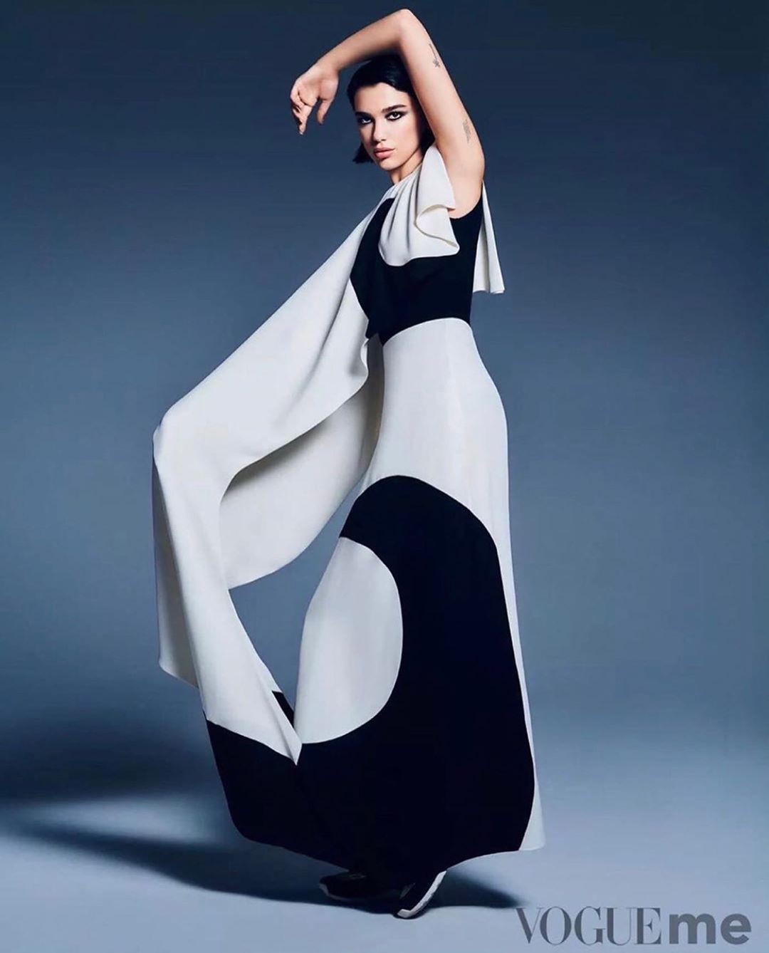 vogueme服装美容杂志六月刊封面释出