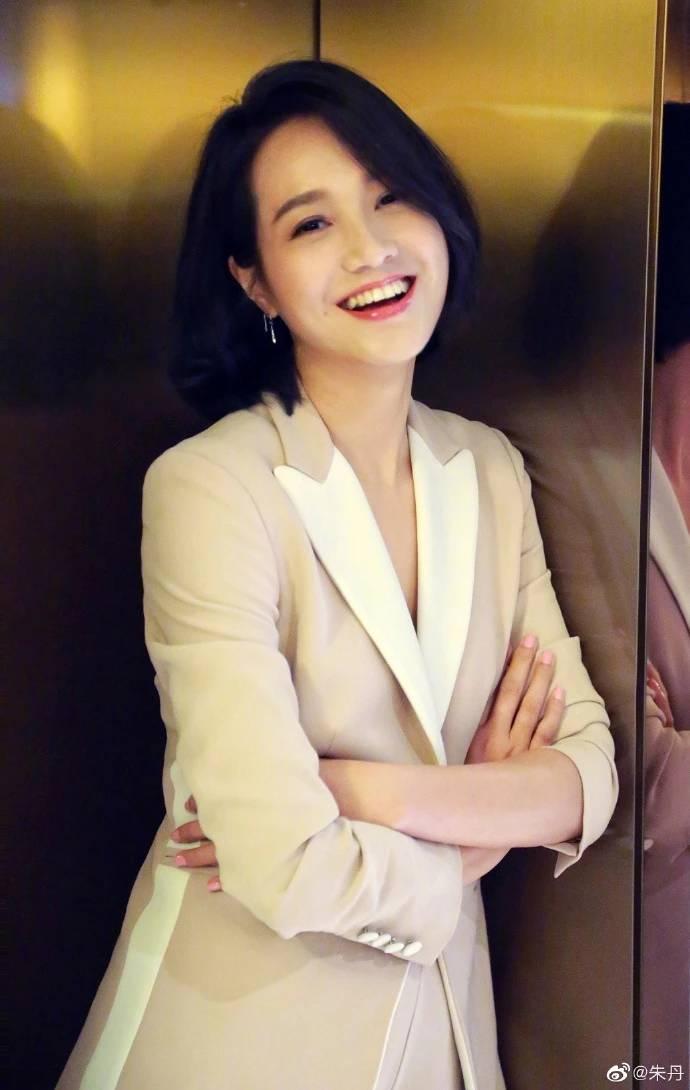 朱丹素颜现身,老态明显被吐槽,大方回应: 化妆会被周一围嫌弃