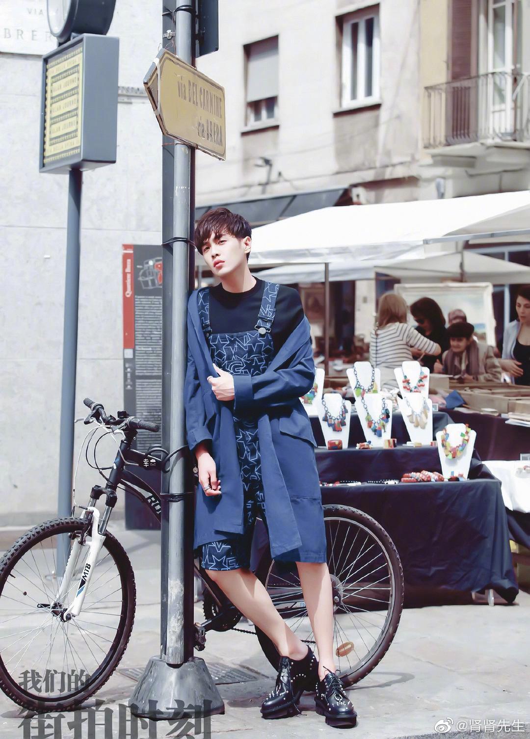 来看张若昀的腿,又白又直又细