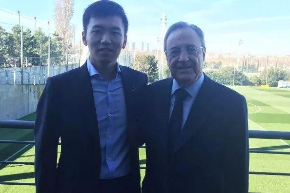 2,张康阳晒出手持意甲**奖杯的照片.照片中的他长什么样?