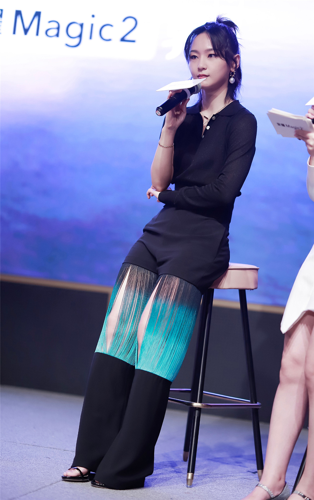 撑起长裤方面,周笔畅也有自己的小神器,giuseppe zanotti 的黑色高跟