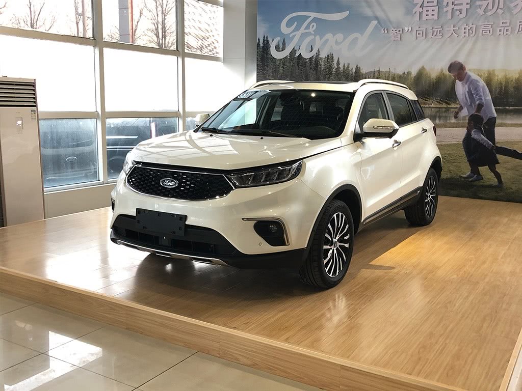 外观方面个人觉得新车和长安福特的两款suv几乎没有雷同的地方,虽然