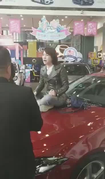 研究生美女买奔驰漏油大闹4S 贷款买的奔驰