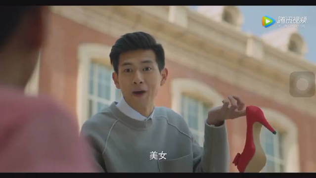 《奇葩朵朵》张若昀女装视频版,张若昀穿着俏皮粉丝女裙子