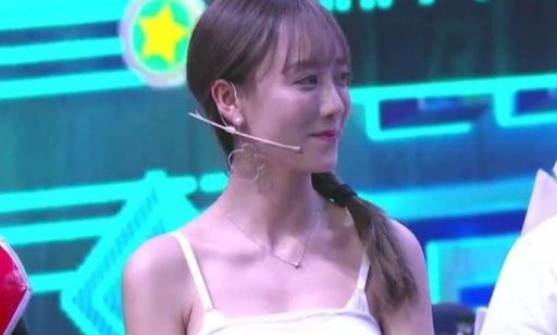 以前老粉丝也是跟着她到了虎牙,也是只有老粉丝才能让南波儿卸妆,让