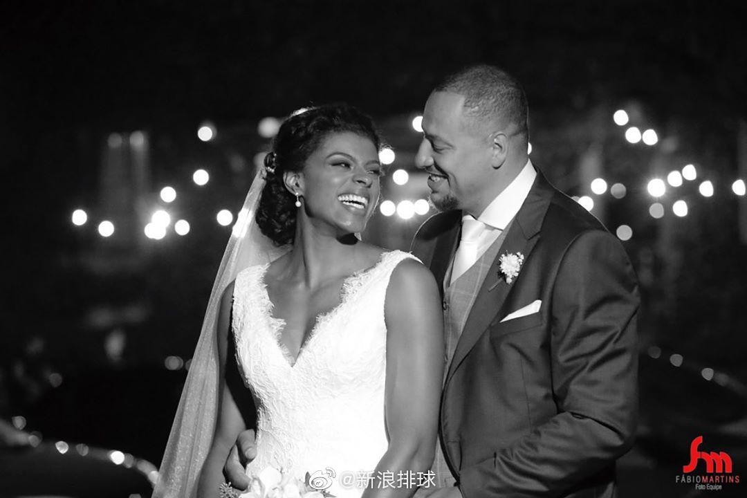 巴西女排三副攻老将塔伊萨,阿德尼兹娅与爱人共度假期