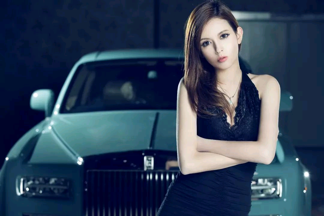 车模版的泷泽萝拉穿上衣服认不出来了