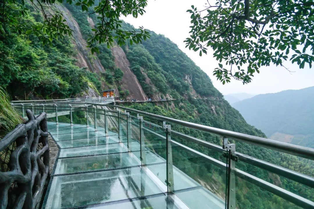 在栈道上行走,近处的云朵仿佛唾手可得,远可俯瞰万重大山,还能把赤溪