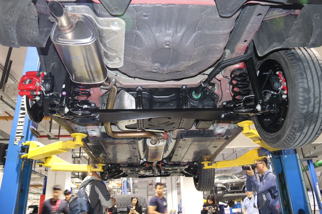 更舒适更安全零部件全是大品牌全新名爵zs底盘拆解