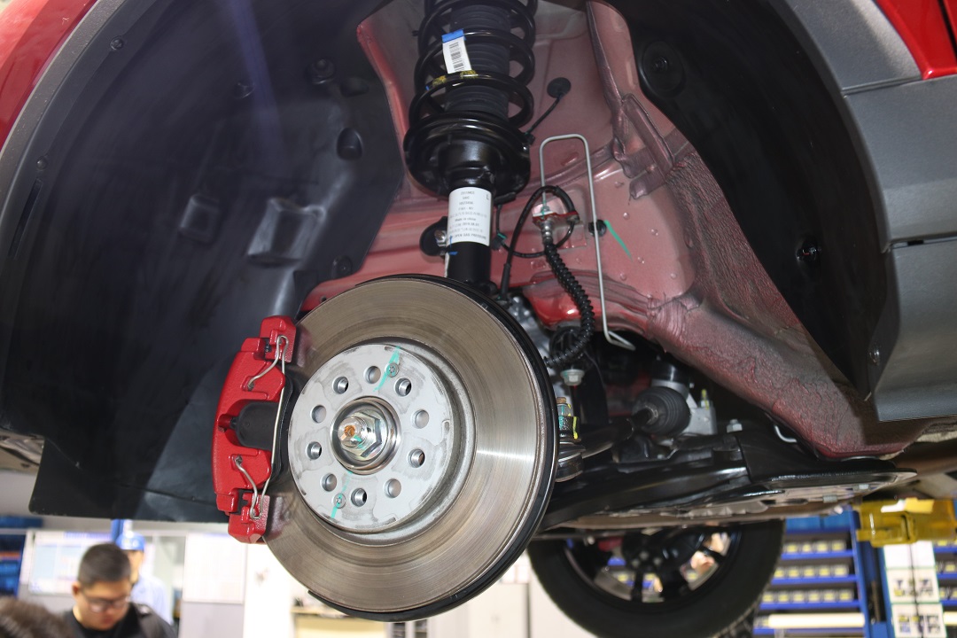 更舒适更安全零部件全是大品牌全新名爵zs底盘拆解