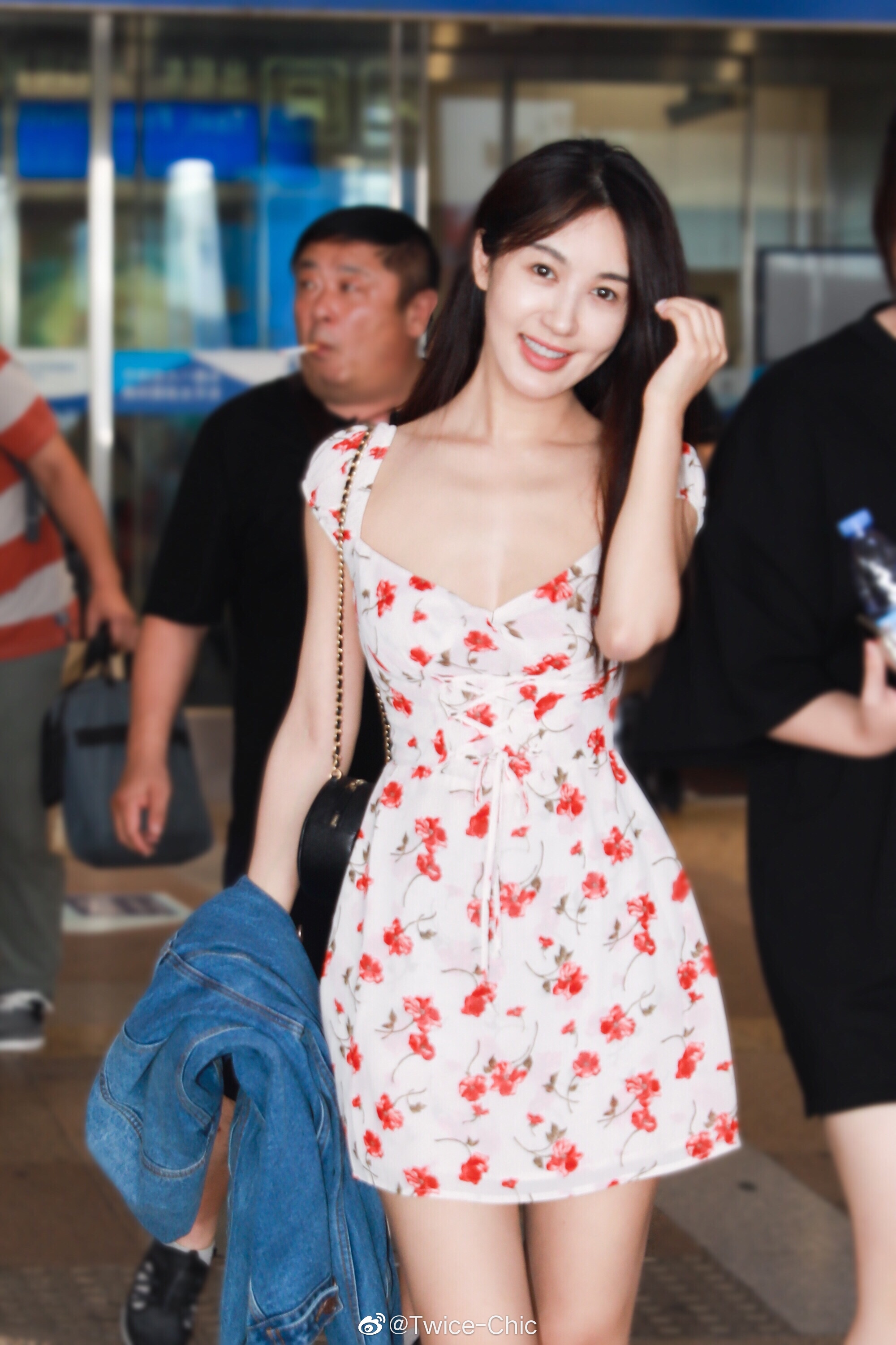 李菲儿近日机场穿搭显腰身的樱桃裙随性搭配的帆布鞋