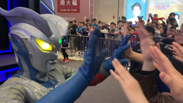 上海奥特曼英雄魂展超级赛罗击掌!