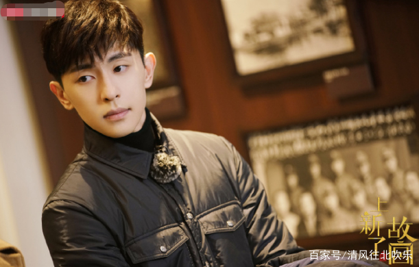 一位年轻演员韩丹彤,两位知名演员一起来到了故宫当中,和邓伦和周一围